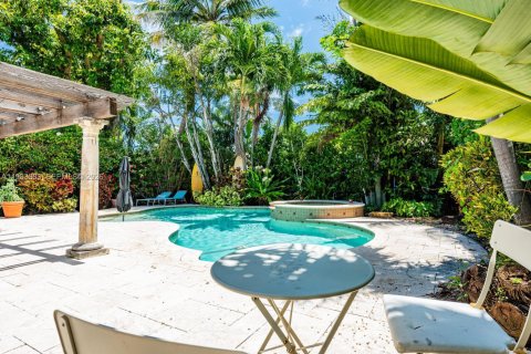 House in Surfside, Florida 3 bedrooms, 134.43 sq.m. № 2049769 - photo 9