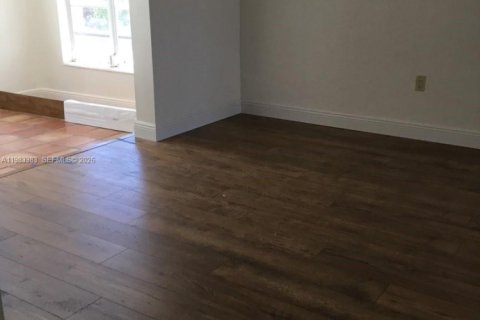 House in Surfside, Florida 3 bedrooms, 134.43 sq.m. № 2049769 - photo 19