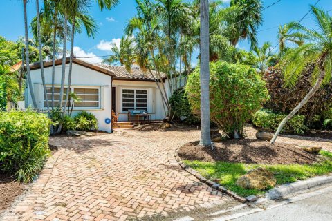 House in Surfside, Florida 3 bedrooms, 134.43 sq.m. № 2049769 - photo 3