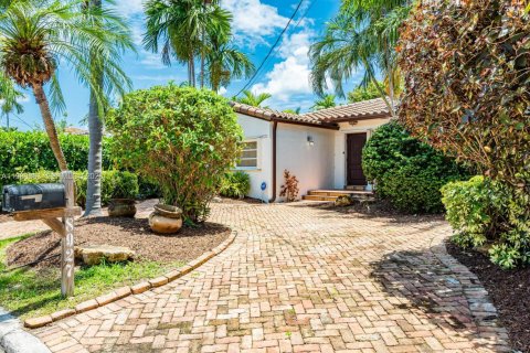 House in Surfside, Florida 3 bedrooms, 134.43 sq.m. № 2049769 - photo 4