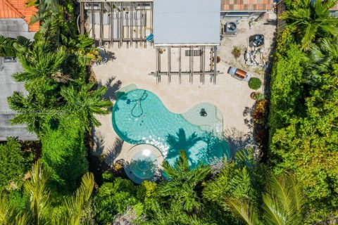 House in Surfside, Florida 3 bedrooms, 134.43 sq.m. № 2049769 - photo 28