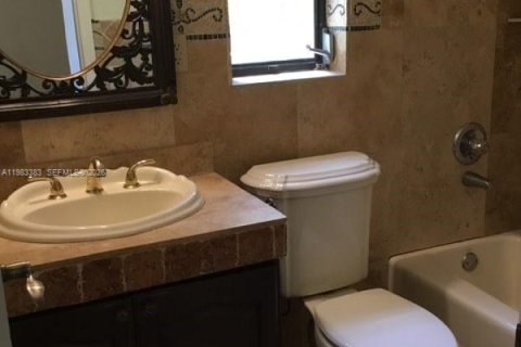 House in Surfside, Florida 3 bedrooms, 134.43 sq.m. № 2049769 - photo 25