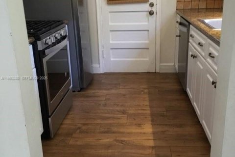 House in Surfside, Florida 3 bedrooms, 134.43 sq.m. № 2049769 - photo 22