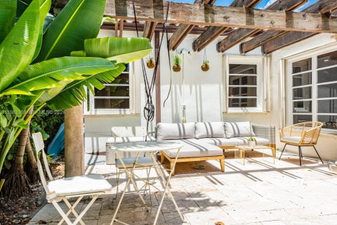 House in Surfside, Florida 3 bedrooms, 134.43 sq.m. № 2049769 - photo 11