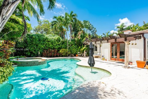 House in Surfside, Florida 3 bedrooms, 134.43 sq.m. № 2049769