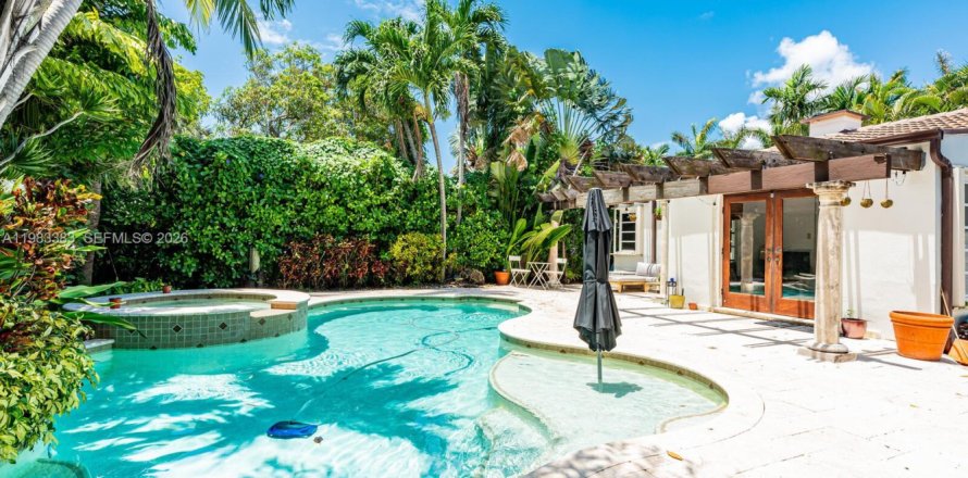 House in Surfside, Florida 3 bedrooms, 134.43 sq.m. № 2049769