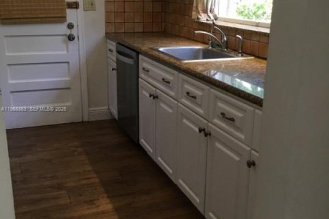 House in Surfside, Florida 3 bedrooms, 134.43 sq.m. № 2049769 - photo 23