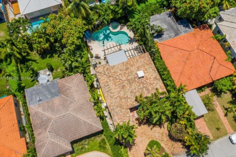 House in Surfside, Florida 3 bedrooms, 134.43 sq.m. № 2049769 - photo 30