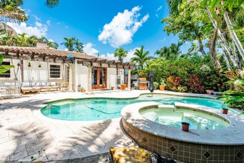 House in Surfside, Florida 3 bedrooms, 134.43 sq.m. № 2049769 - photo 8