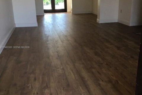 House in Surfside, Florida 3 bedrooms, 134.43 sq.m. № 2049769 - photo 17