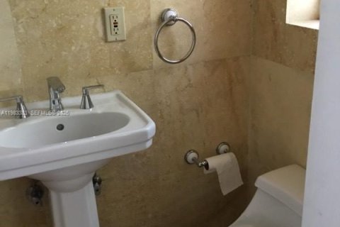 House in Surfside, Florida 3 bedrooms, 134.43 sq.m. № 2049769 - photo 21