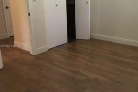 House in Surfside, Florida 3 bedrooms, 134.43 sq.m. № 2049769 - photo 26