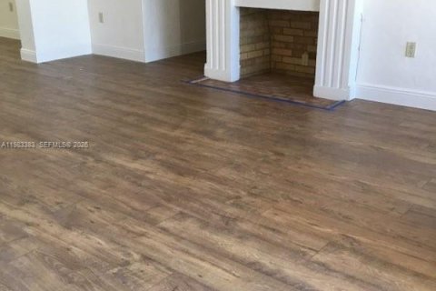 House in Surfside, Florida 3 bedrooms, 134.43 sq.m. № 2049769 - photo 18