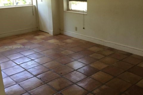 House in Surfside, Florida 3 bedrooms, 134.43 sq.m. № 2049769 - photo 14