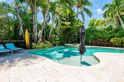 House in Surfside, Florida 3 bedrooms, 134.43 sq.m. № 2049769 - photo 10