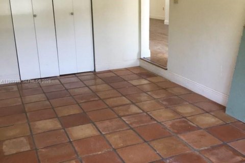 House in Surfside, Florida 3 bedrooms, 134.43 sq.m. № 2049769 - photo 15