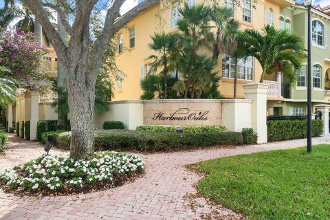 Townhouse in Palm Beach Gardens, Florida 4 bedrooms, 244.89 sq.m. № 1061191 - photo 1