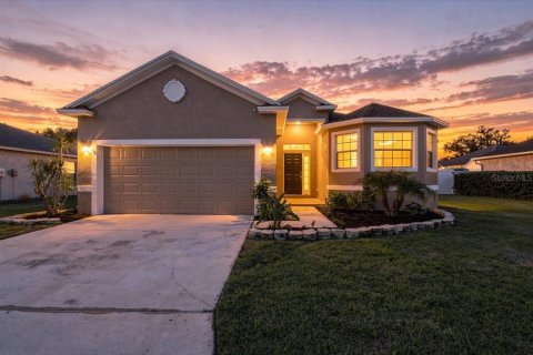 House in Lakeland, Florida 3 bedrooms, 133.31 sq.m. № 2400382 - photo 2
