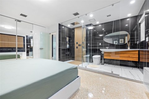 House in Coral Gables, Florida 3 bedrooms, 125.05 sq.m. № 2067640 - photo 18