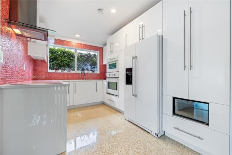 House in Coral Gables, Florida 3 bedrooms, 125.05 sq.m. № 2067640 - photo 10