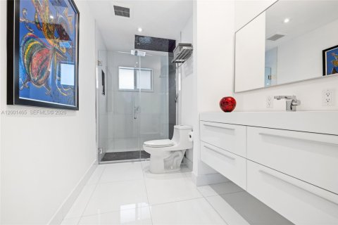 House in Coral Gables, Florida 3 bedrooms, 125.05 sq.m. № 2067640 - photo 20