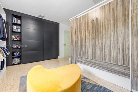 House in Coral Gables, Florida 3 bedrooms, 125.05 sq.m. № 2067640 - photo 12