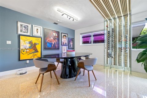 House in Coral Gables, Florida 3 bedrooms, 125.05 sq.m. № 2067640 - photo 8