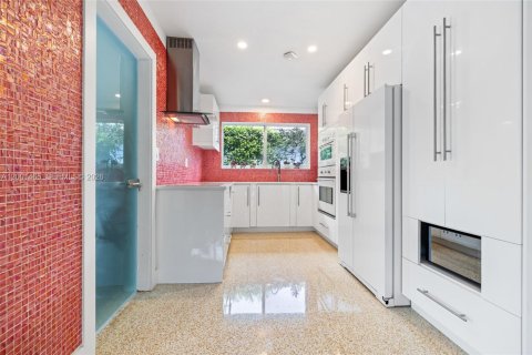 House in Coral Gables, Florida 3 bedrooms, 125.05 sq.m. № 2067640 - photo 9