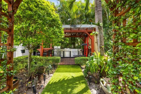 House in Coral Gables, Florida 3 bedrooms, 125.05 sq.m. № 2067640 - photo 23