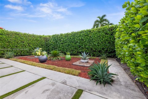 House in Coral Gables, Florida 3 bedrooms, 125.05 sq.m. № 2067640 - photo 4