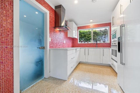 House in Coral Gables, Florida 3 bedrooms, 125.05 sq.m. № 2067640 - photo 11