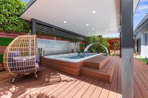 House in Coral Gables, Florida 3 bedrooms, 125.05 sq.m. № 2067640 - photo 27