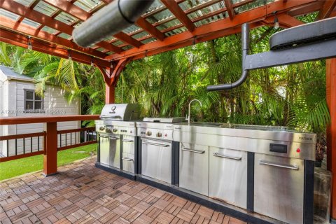 House in Coral Gables, Florida 3 bedrooms, 125.05 sq.m. № 2067640 - photo 25