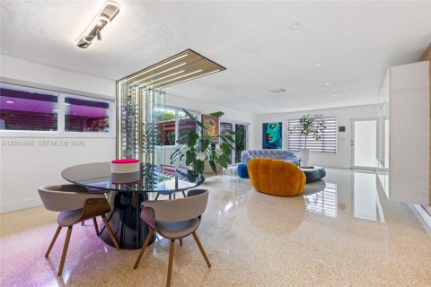 House in Coral Gables, Florida 3 bedrooms, 125.05 sq.m. № 2067640 - photo 7