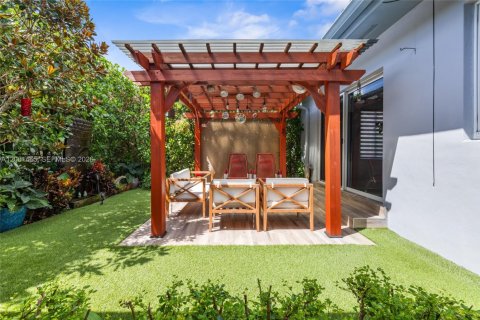 House in Coral Gables, Florida 3 bedrooms, 125.05 sq.m. № 2067640 - photo 29