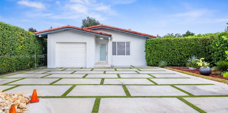 House in Coral Gables, Florida 3 bedrooms, 125.05 sq.m. № 2067640