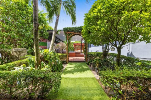 House in Coral Gables, Florida 3 bedrooms, 125.05 sq.m. № 2067640 - photo 26