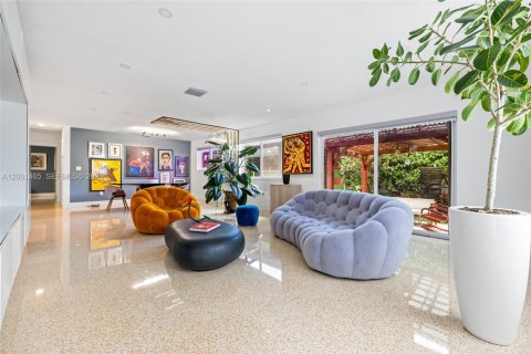 House in Coral Gables, Florida 3 bedrooms, 125.05 sq.m. № 2067640 - photo 5