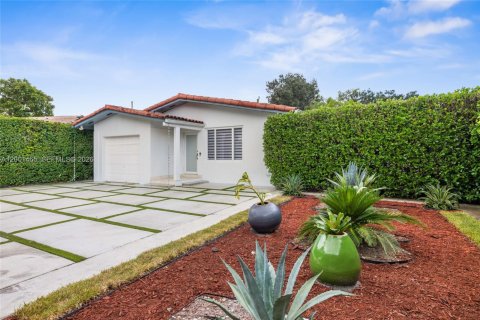 House in Coral Gables, Florida 3 bedrooms, 125.05 sq.m. № 2067640 - photo 2