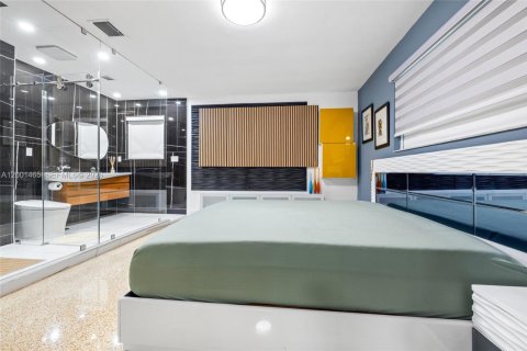 House in Coral Gables, Florida 3 bedrooms, 125.05 sq.m. № 2067640 - photo 17