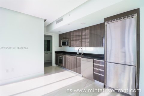 Condo in Miami, Florida, 2 bedrooms  № 2041062 - photo 3