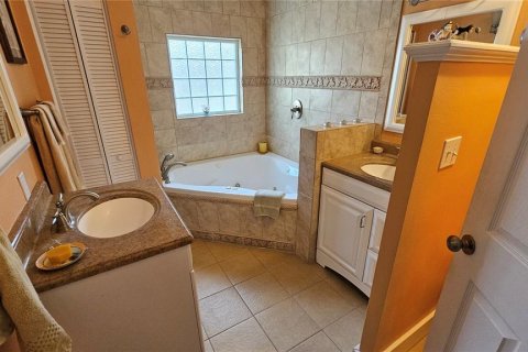 House in Orlando, Florida 4 bedrooms, 208.94 sq.m. № 2157347 - photo 15