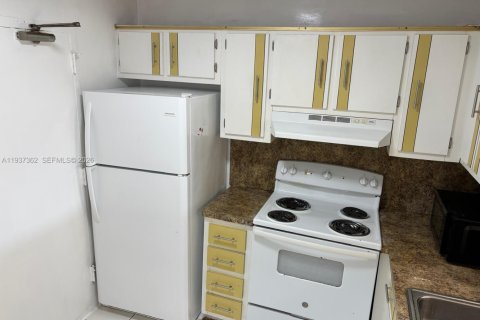 Copropriété à louer à North Miami, Floride: 2 chambres, 86.21 m2 № 1997431 - photo 5