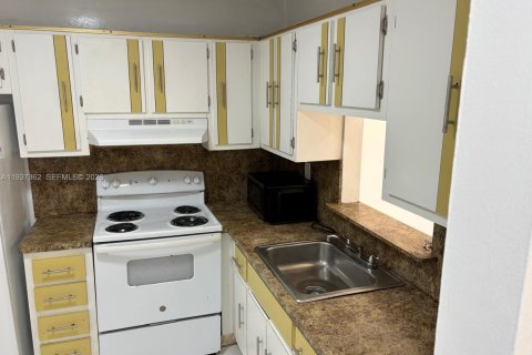 Copropriété à louer à North Miami, Floride: 2 chambres, 86.21 m2 № 1997431 - photo 3