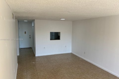Copropriété à louer à North Miami, Floride: 2 chambres, 86.21 m2 № 1997431 - photo 2
