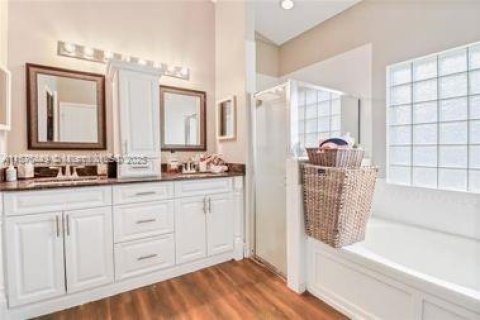 Купить виллу или дом в Уэст-Палм-Бич, Флорида 4 спальни, 219.81м2, № 1920526 - фото 30