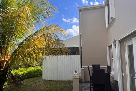 Снять в аренду таунхаус в Майами, Флорида 3 спальни, 156.08м2, № 1992471 - фото 23