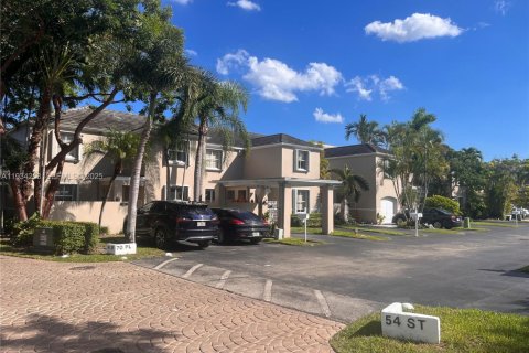 Снять в аренду таунхаус в Майами, Флорида 3 спальни, 156.08м2, № 1992471 - фото 4