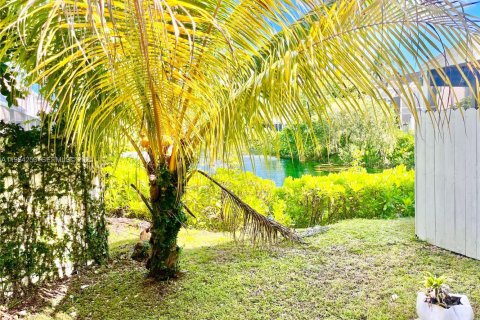 Снять в аренду таунхаус в Майами, Флорида 3 спальни, 156.08м2, № 1992471 - фото 27