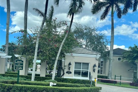 Снять в аренду таунхаус в Майами, Флорида 3 спальни, 156.08м2, № 1992471 - фото 2